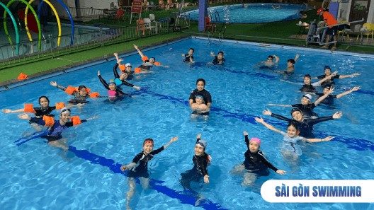 Hình ảnh lớp học bơi dành riêng cho người lớn vào buổi tối ở Quận Tân Phú
